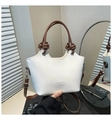 Detalle del bolso tipo cubo bicolor en crema y marrón con correa ajustable y asa superior - Blanco