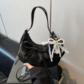Détail du sac demi-lune noir en velours avec pendentif élégant en perles et nœud blanc - Noir Avec Pendentif
