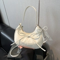 Gros plan du sac demi-lune crème avec nœud en cuir et breloque en perles et dentelle - Blanc Avec Pendentif
