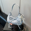 Détail du sac demi-lune bleu clair avec texture velours et breloque noeud en perles - Bleu avec pendentif