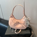 Borsa a spalla a mezzaluna rosa con fiocco dolce e ciondolo di perle in finitura opaca - Rosa Con Pendente