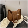 Gros plan détaillé du sac à bandoulière en cuir tressé marron avec sangle réglable - Marron