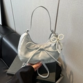 Sac croissant en velours gris avec nœud et perles pour un style élégant chic - Argent avec pendentif