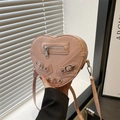 Bolso bandolera rosa con forma de corazón, cremallera estilo biker y tachuelas - Rosa