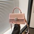 Rosafarbene minimalistische Umhängetasche mit Texturkontrast und einem halbrunden Griff - Rosa