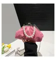 Dettaglio borsa nuvola rosa con manico di perle e tracolla a catena in argento - rosa acceso