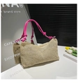 Detalle del bolso tote de paja de verano con asas de cuero rosa y textura tejida - Rosa Rojo
