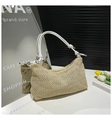 Detalle de bolso tote de paja tejida con asas de cuerda blanca y herrajes metálicos - Blanco