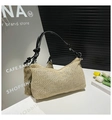 Detalle del bolso tote de paja tejida beige con correas de nudo negro y textura fina - Negro