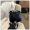 Dettaglio di una borsa a tracolla minimalista in pelle nera lucida con scritta logo - Nero