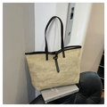 Beige hohle Stroh-Tragetasche mit schwarzen Kunstledergriffen und Metallschnalle - Schwarz