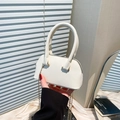 Mini-Handtasche in Weiß mit Lychee-Muster, Lederoptik und feiner goldener Kette - Weiß