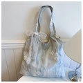 Borsa tote in tela azzurra con ricami floreali 3D e fiocco in pizzo bianco - Blu