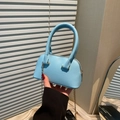 Hellblaue Handtasche mit Litschi-Textur, Tragegriff und goldener Schulterkette - Blau