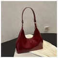 Vista detallada del bolso hobo de charol burdeos con cremallera dorada elegante - Rojo