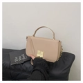 Bolso de mano minimalista beige en cuero mate con cadena dorada y cierre metálico - Caqui