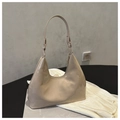 Primer plano de la textura de charol brillante y costuras del bolso hobo beige - Caqui