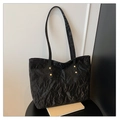 Detalle del bolso tote negro arrugado con remaches dorados y textura aceitosa - Negro