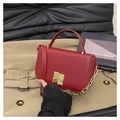 Bolso bandolera rojo vino minimalista con cadena dorada y acabado de cuero PU mate - Rojo