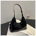 Detalle del bolso hobo de charol negro brillante con cremallera y herrajes de oro claro - Negro
