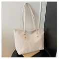 Detalle del bolso tote blanco crema con textura arrugada y elegantes remaches dorados - Blanco Roto