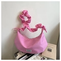 Bolso media luna rosa chic con asa plisada y acabado de nailon para estilo casual - Rosa