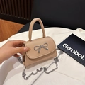 Mini sac beige en similicuir avec un nœud métallique argenté et une bandoulière chaîne - Kaki