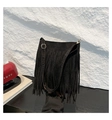 Minimalistische zwarte crossbody tas met dichte franjes en gouden gesp detail - Zwart