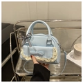 Detalle de bolso azul claro con encaje, lazo decorativo y cinta de cuadros suaves - Azul