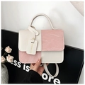 Bolso de hombro en rosa y beige con textura de mármol y detalle de etiqueta de moda - Rosa
