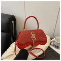 Bolso de lentejuelas rojas con logo SS dorado y diseño inferior ondulado - Rojo