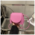 Mini felroze crossbodytas van kunstleer met lychee textuur en een halfronde klep - Rozerood