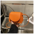 Stijlvolle oranje crossbodytas met lycheetextuur en een minimalistisch flapontwerp - Oranje