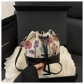 Detalle del bolso bombonera floral en caja de regalo negra con forro de satén - Negro
