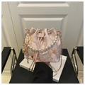 Detail der rosa Spitzen-Beuteltasche mit 3D-Schmetterlingen und edlem Perlengriff - Rosa