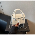 Dettaglio della mini borsa quadrata bianca con fibbia d'argento e catena - Bianco Sporco