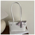 Primer plano de bolso blanco con lazo de cuadros rosa sobre mesa de madera - Blanco