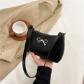 Bolso de hombro minimalista en ecopiel negra con hebilla dorada en forma de lazo - Negro