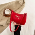 Bolso de hombro rojo vibrante con lazo dorado y textura de piel sintética fina - Rojo