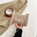 Bolso de hombro beige con lazo dorado en cuero sintético liso para mujer urbana - Caqui