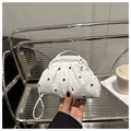 Detail einer weißen Stoffwolken-Tasche mit Blumenstickerei und Metallverschluss - Weiß