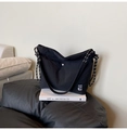 Detalle de bolso tote de nailon negro con correa trenzada y cierre de metal - Negro