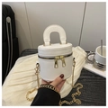 Detailansicht einer weißen Zylindertasche mit goldener Kette und Doppelreißverschluss - Weiß