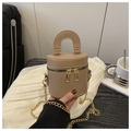 Detail der beigen Beuteltasche mit Doppelreißverschluss und goldener Kette - Khaki