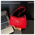 Détail du sac à bandoulière rouge effet crocodile avec un fermoir nœud en métal doré - Rouge