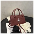 Sac bandoulière bordeaux en cuir tressé avec étoile argentée et poignée supérieure - Rouge