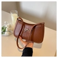 Sac sous le bras marron à motif crocodile avec nœud doré et bandoulière fine et chic - Marron