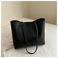 Detalle del bolso tote de cuero sintético negro con costuras verticales y remaches - Negro