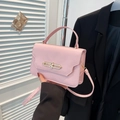 Bolso bandolera rosa minimalista con hebilla de cadena dorada y correa desmontable - Rosa