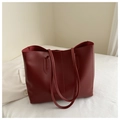 Detalle del bolso tote rojo oscuro con doble costura vertical y textura de cuero mate - Rojo